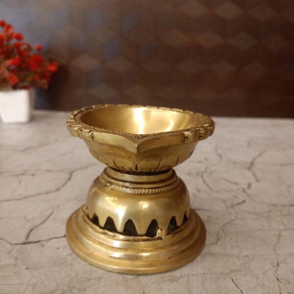 Brass Lotus Base Single Face Diya | Pure Brass Lotus Base Vilakku 4''