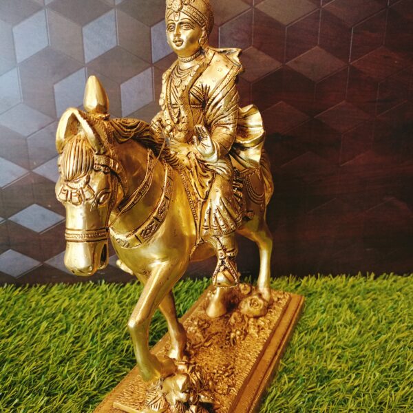 Yogi Swami Narayan Statue