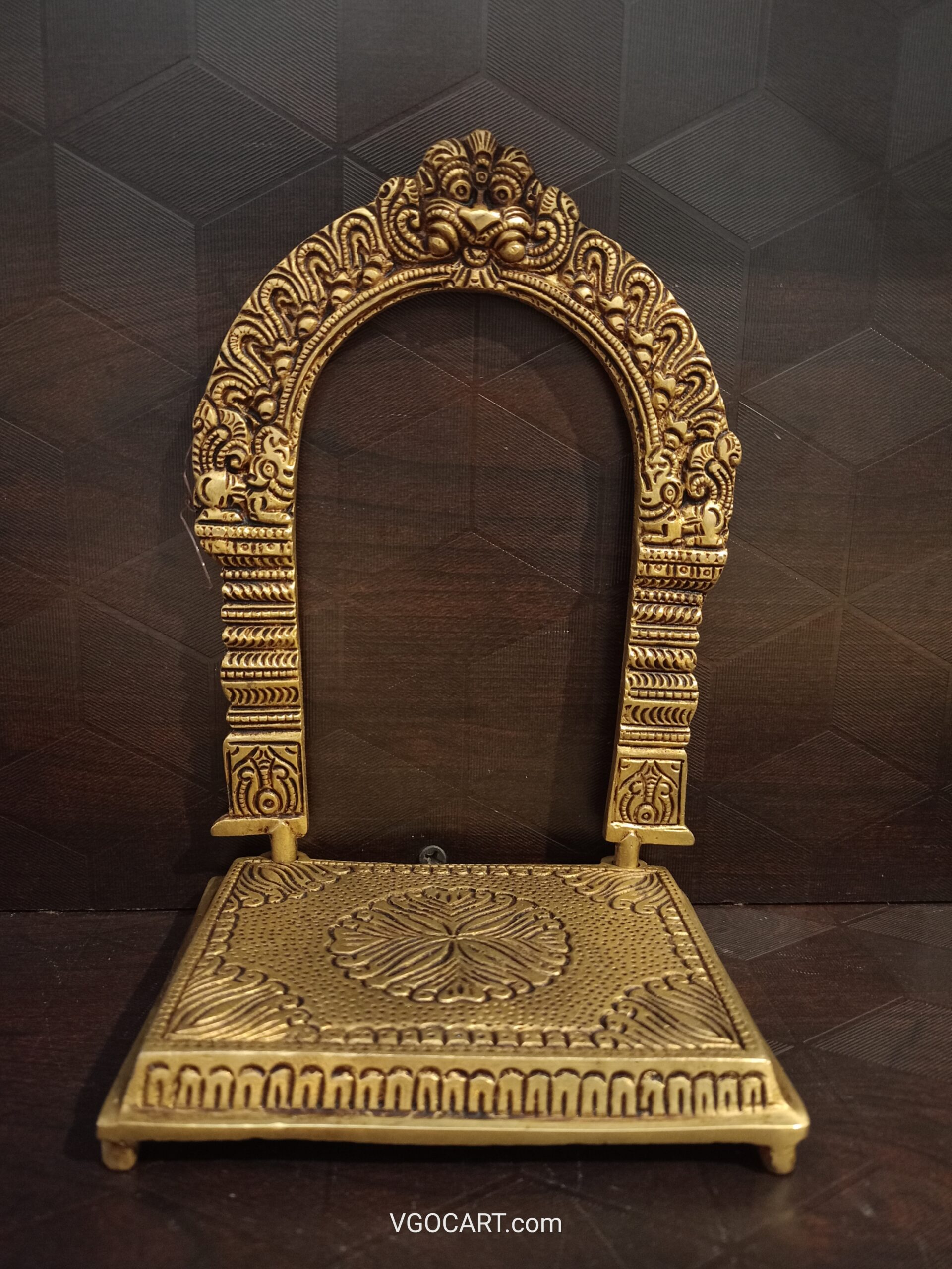 oplus_32 Brass Throne with Kirtimukha Prabhavali 7.5" - Image 1