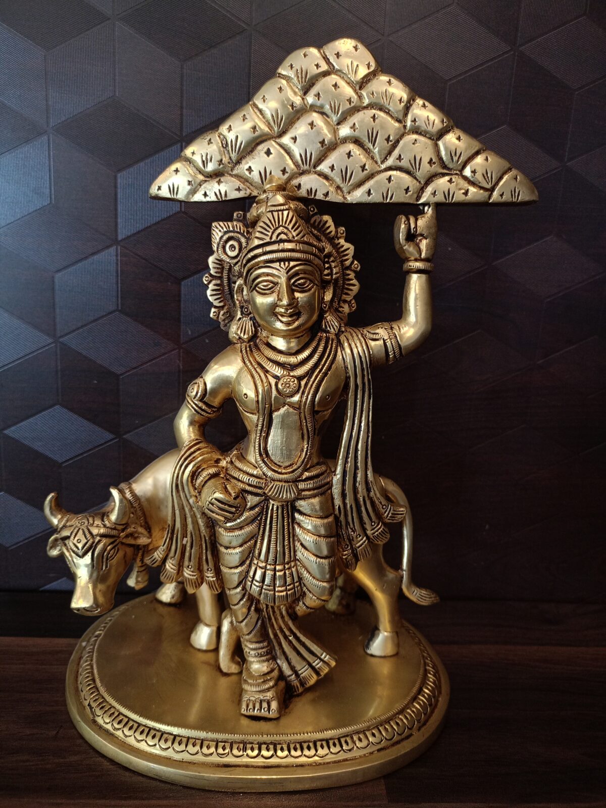 brass krishna hold on mountain pooja home decor gift vgocart coimbatore india2 scaled